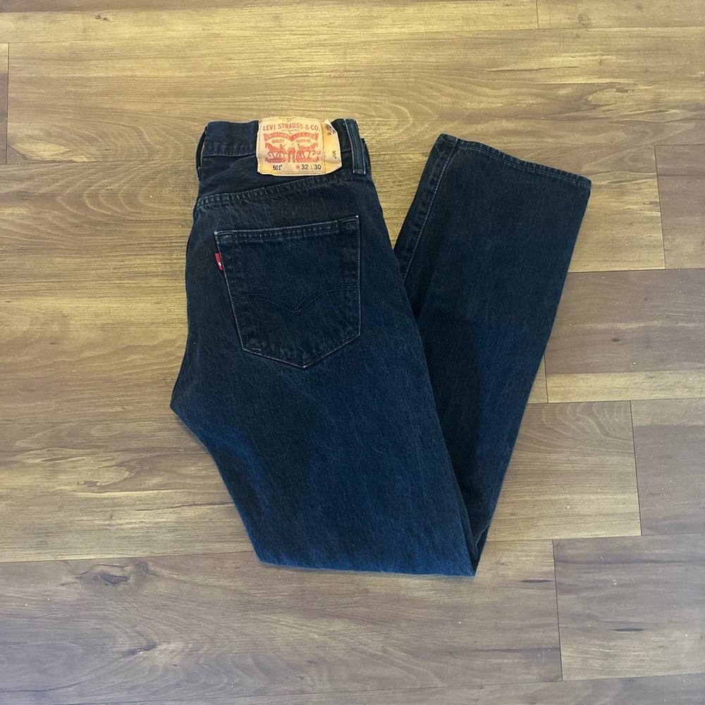 Black Levi’s mid-rise jeans